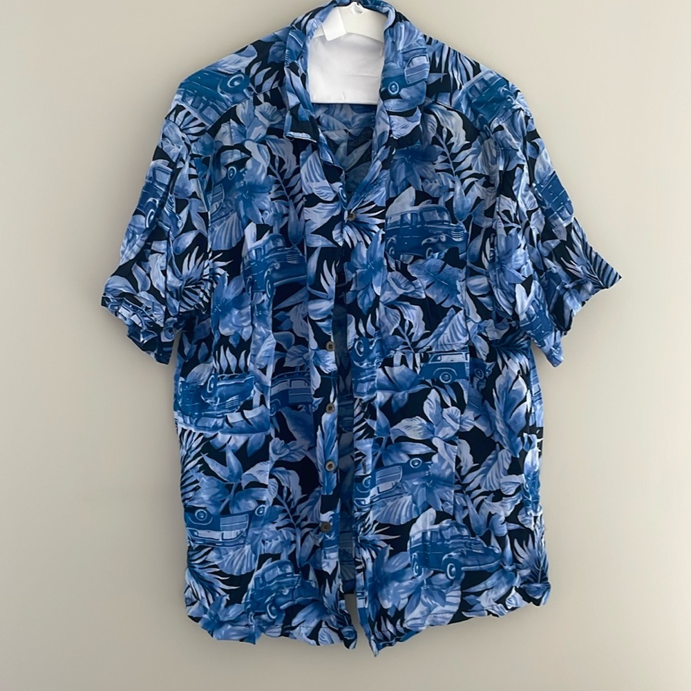 Men’s blue Hawaiian shirt